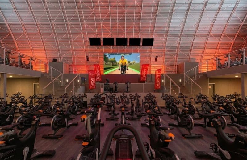Sala de ciclo indoor en un gimnasio